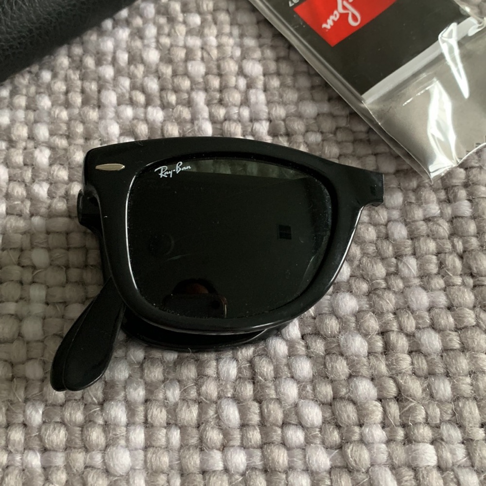 Foldable wayfarer black ray-ban sunglasses
